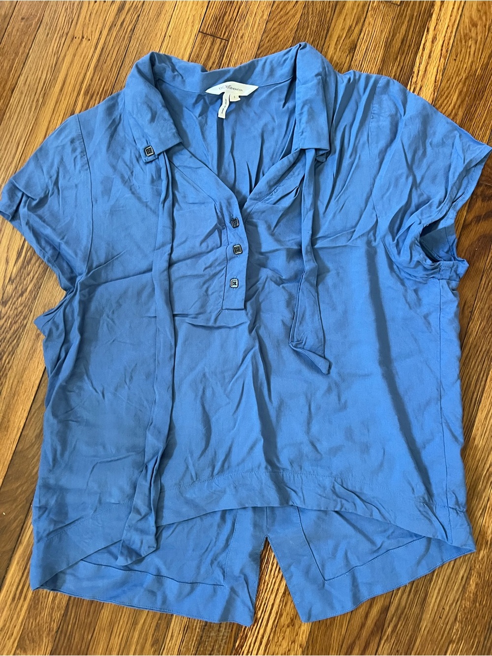 BCBGeneration Blue Short-Sleeve V-Neck Tie Front Blouse Size Small